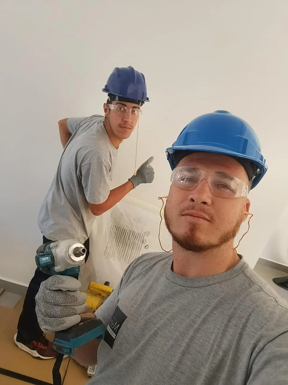 Equipe do Grupo Magnani em obra, conferindo medidas antes da instalação