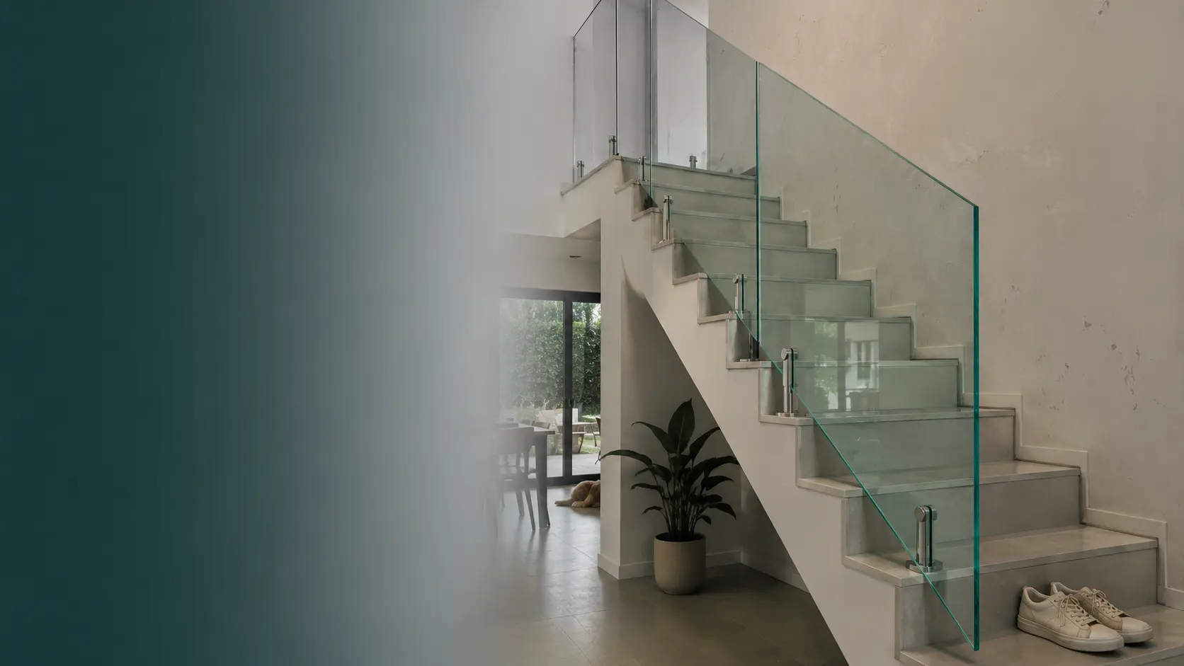 Guarda-corpo de vidro laminado acompanhando o lance de uma escada interna