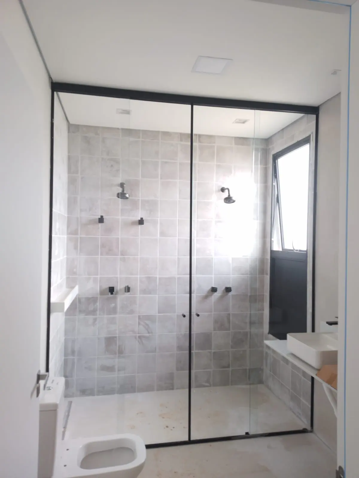 Box duplo em vidro temperado, com duas portas de abrir e perfis alinhados