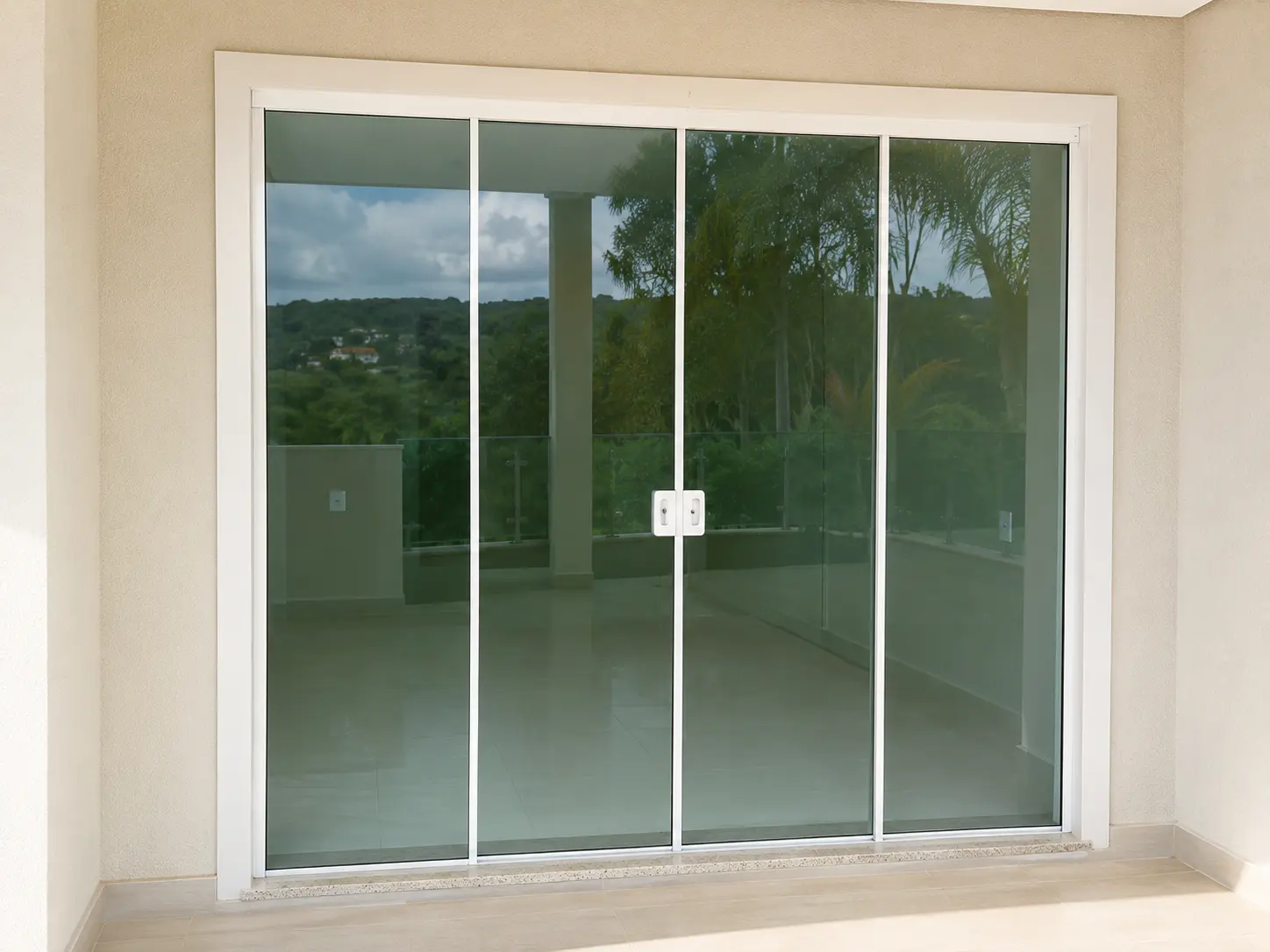 Porta de correr de alumínio com quatro folhas de vidro, integrando sala e área externa